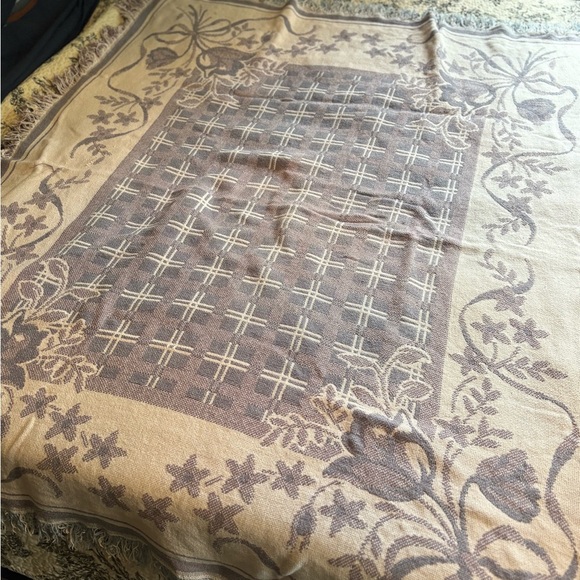 Vintage Tapestry Elegant Floral Patterned Blanket - Cream and Purple - Picture 1 of 7